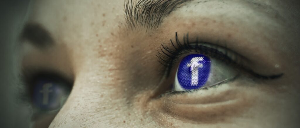 Ojos de Facebook,Geralt,pixabay,Facebook ex empleada denuncia que sabían de la manipulación política,