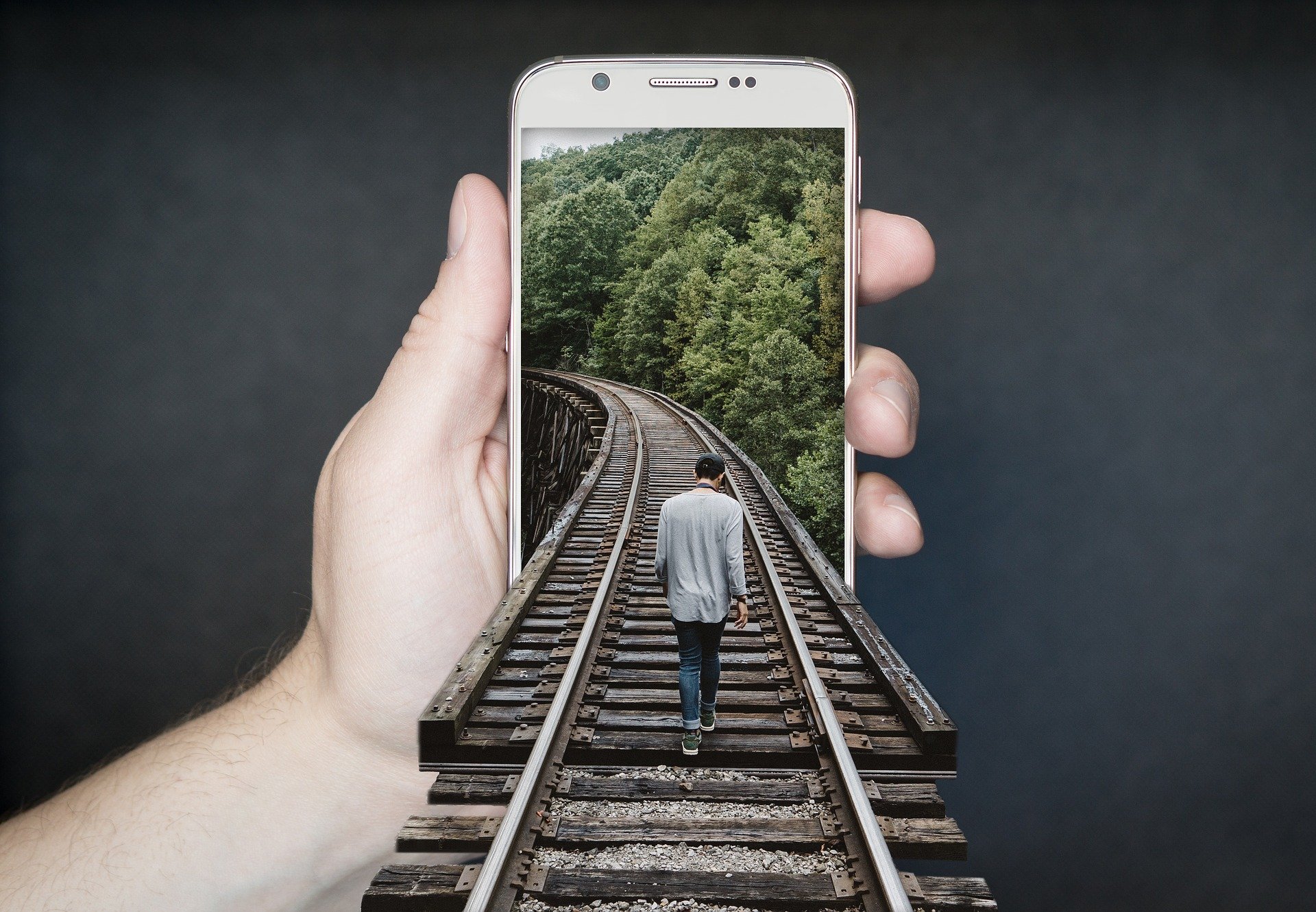 smartphone, pixabay,train-track-2507499_1920, smartphone que no necesitará ser cargado